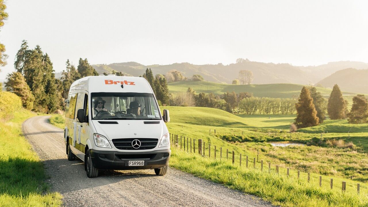 Camper von Britz in Neuseeland auf der Fahrt durch das grüne Land