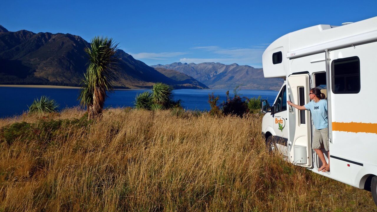 Wohnmobil von Britz Neuseeland am See