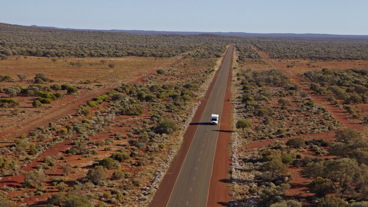 Britz Camper auf einer Straße im Outback