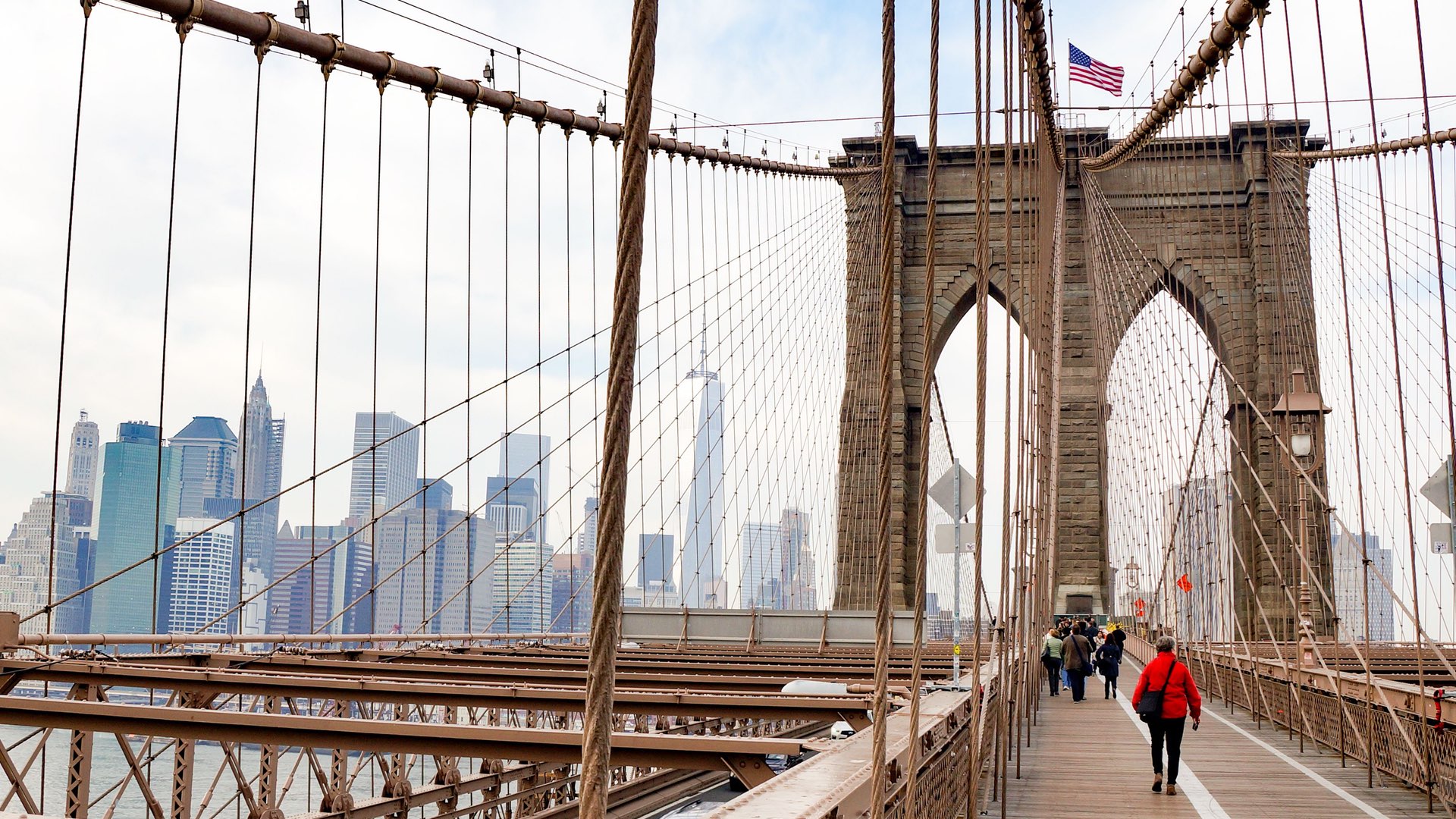 Menschen auf der Brooklyn Bridge.