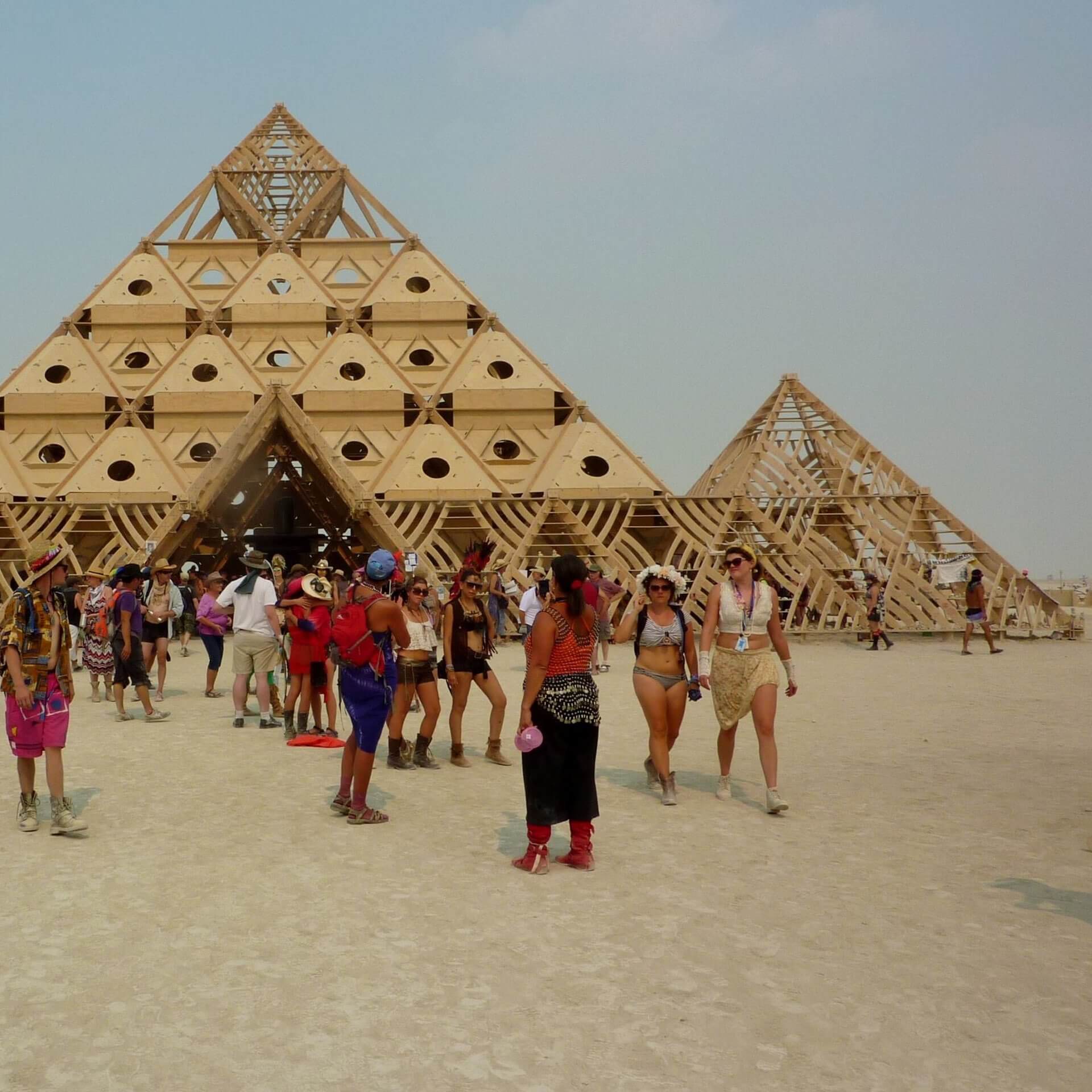 Menschen an Pyramiden beim Burning Man