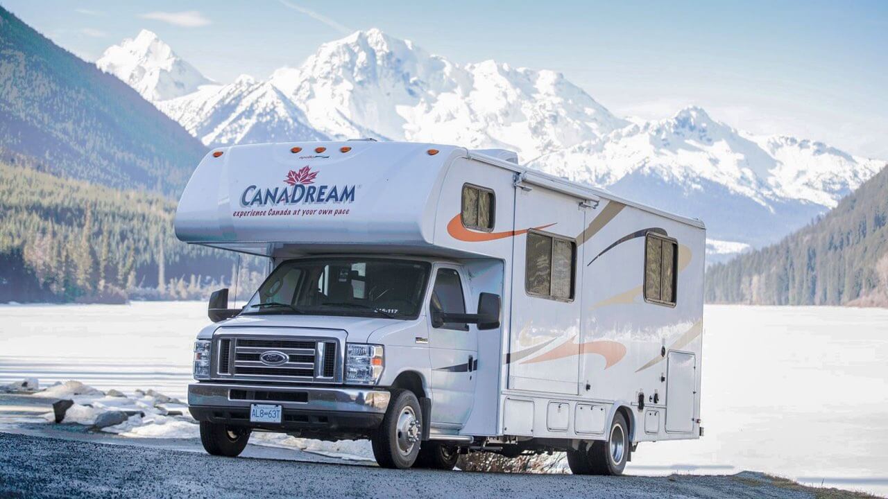 Ein CanaDream Wohnmobil im Schnee.