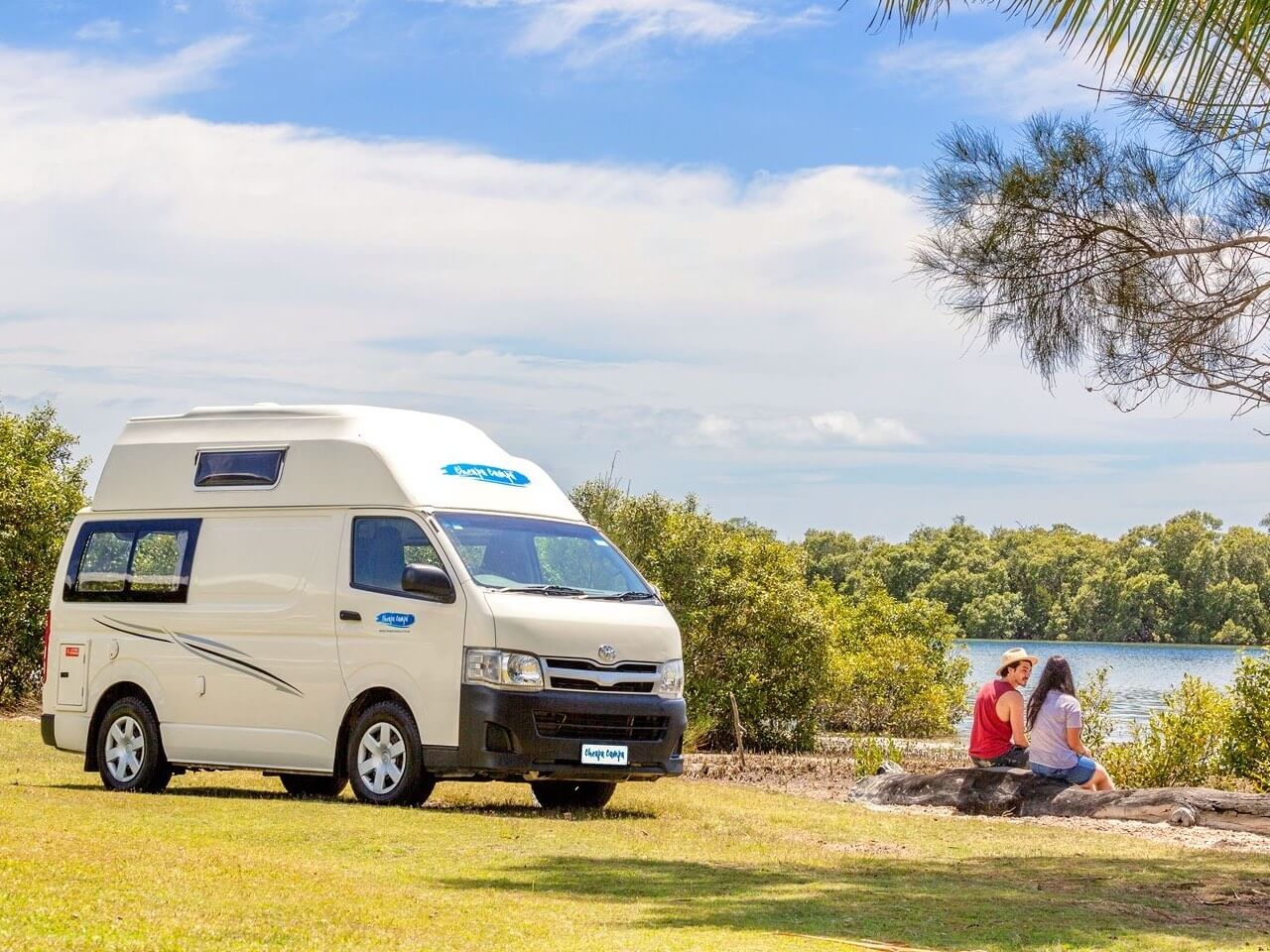Paar mit Cheapa Hitop Camper in Australien