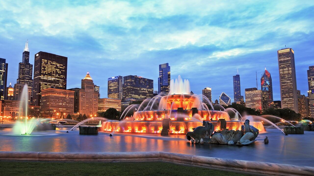 Ein Brunnen und die Skyline von Chicago am Abend