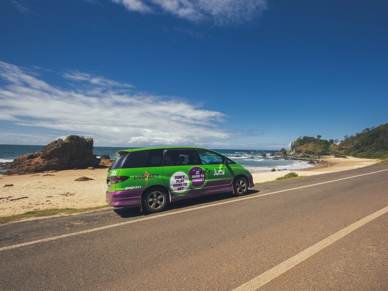 Jucy Campervan an der Küste in Australien
