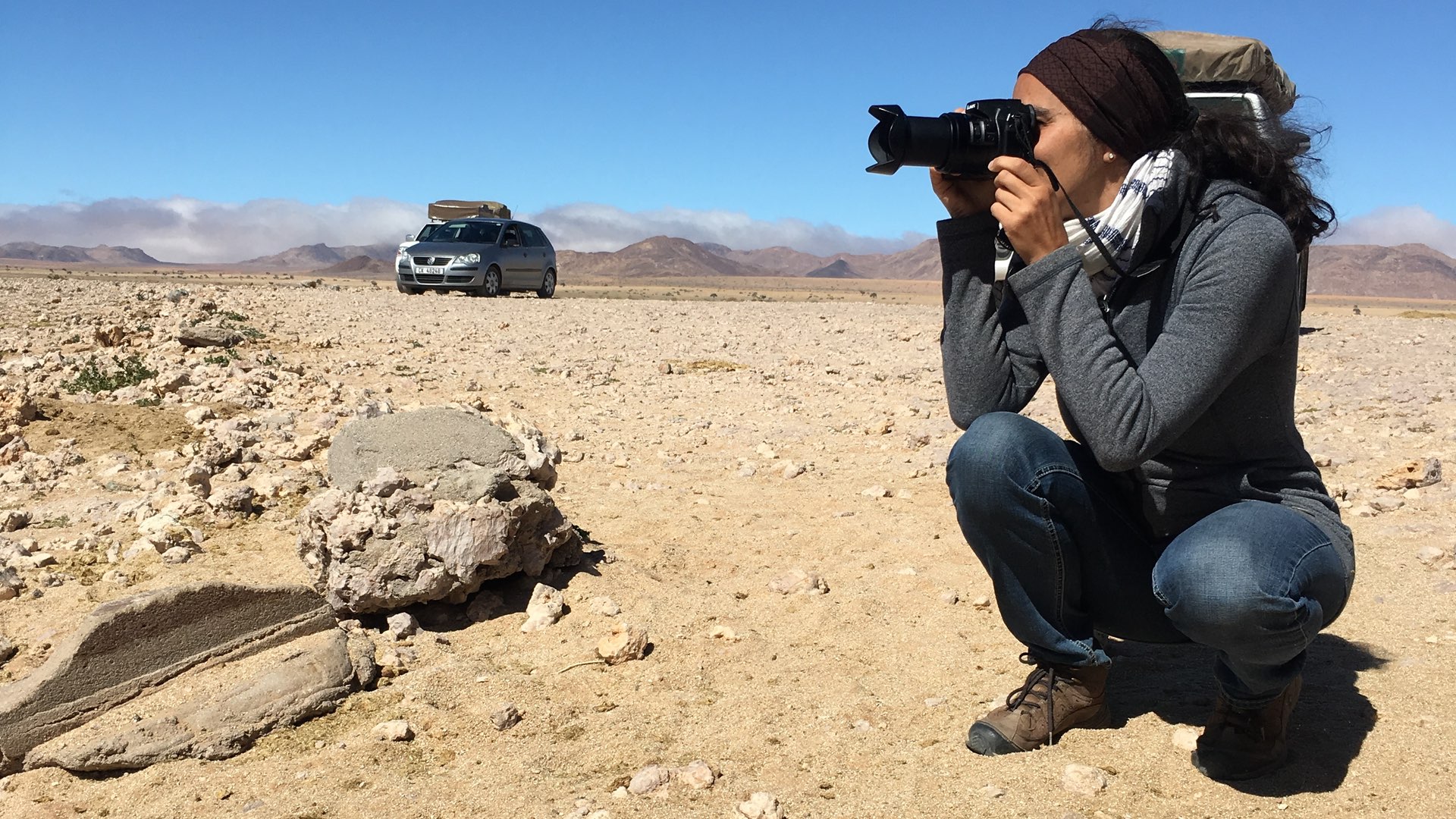 Eine Frau fotografiert in Namibia
