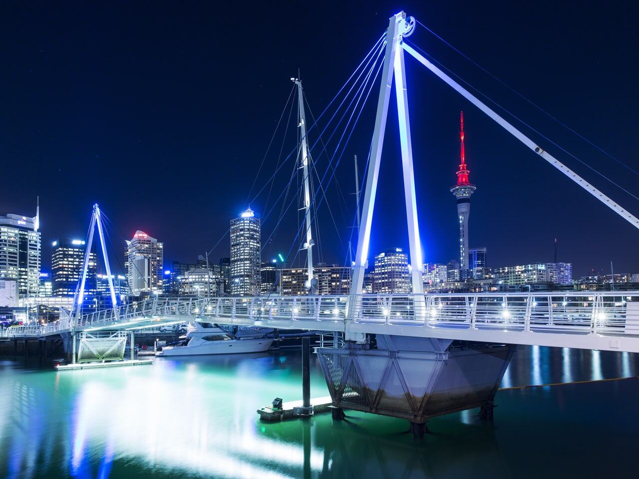 Fußgängerbrücke in Auckland bei Nacht