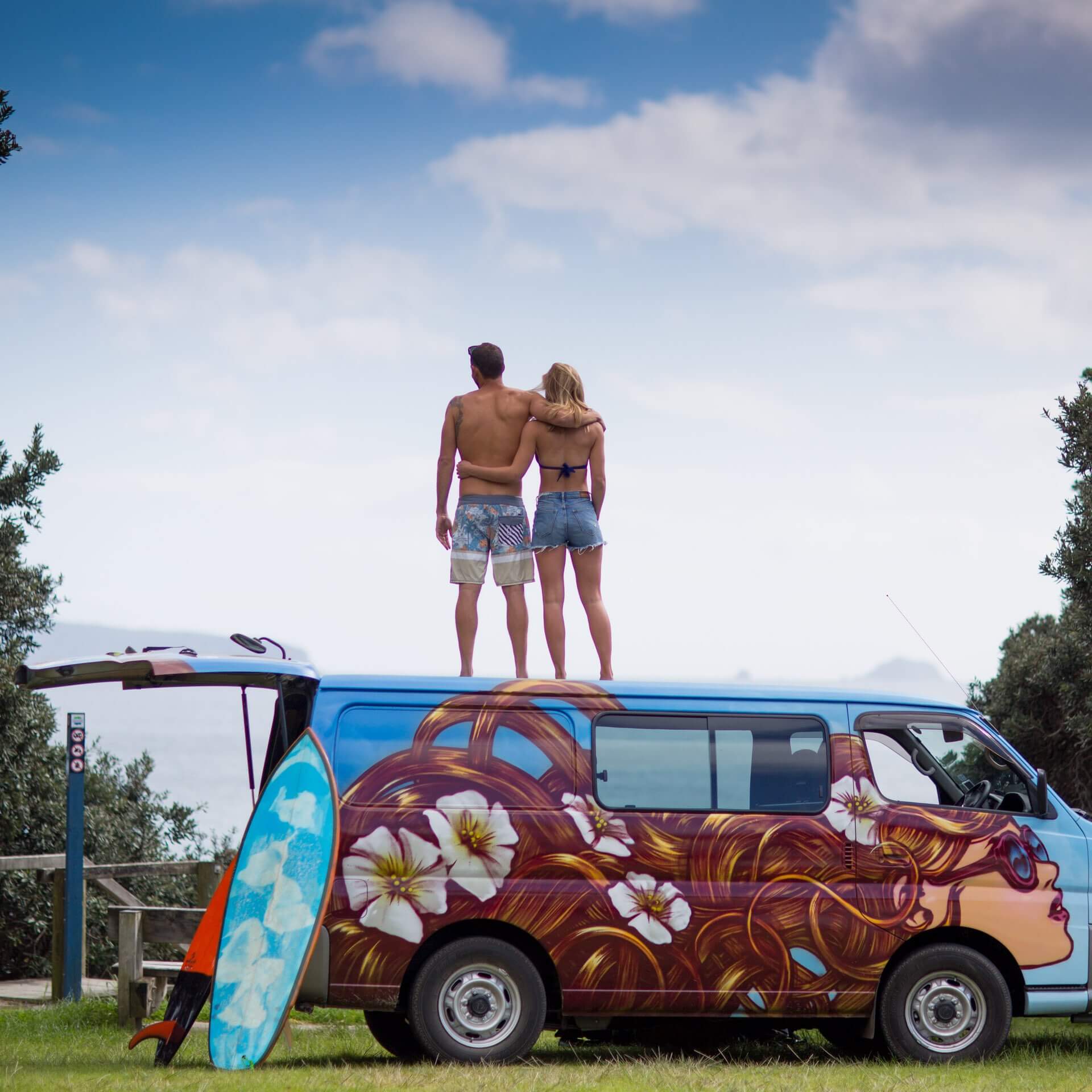Ein Paar steht auf einem Camper