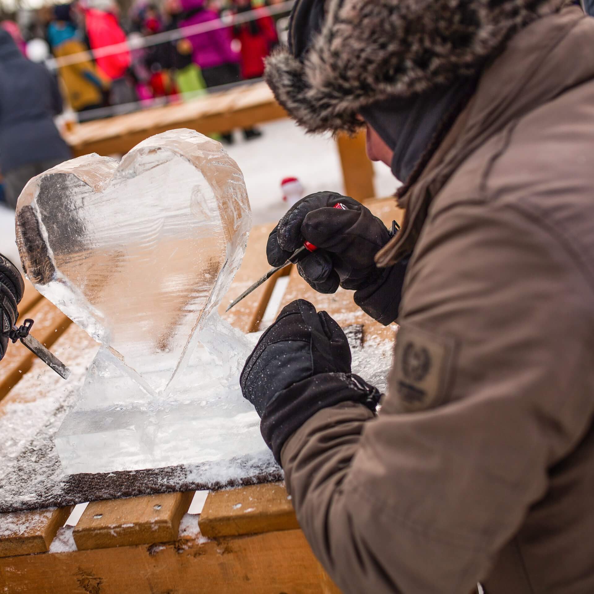 Ein Mann macht eine Eisskulptur beim Winterkarneval in Quebec