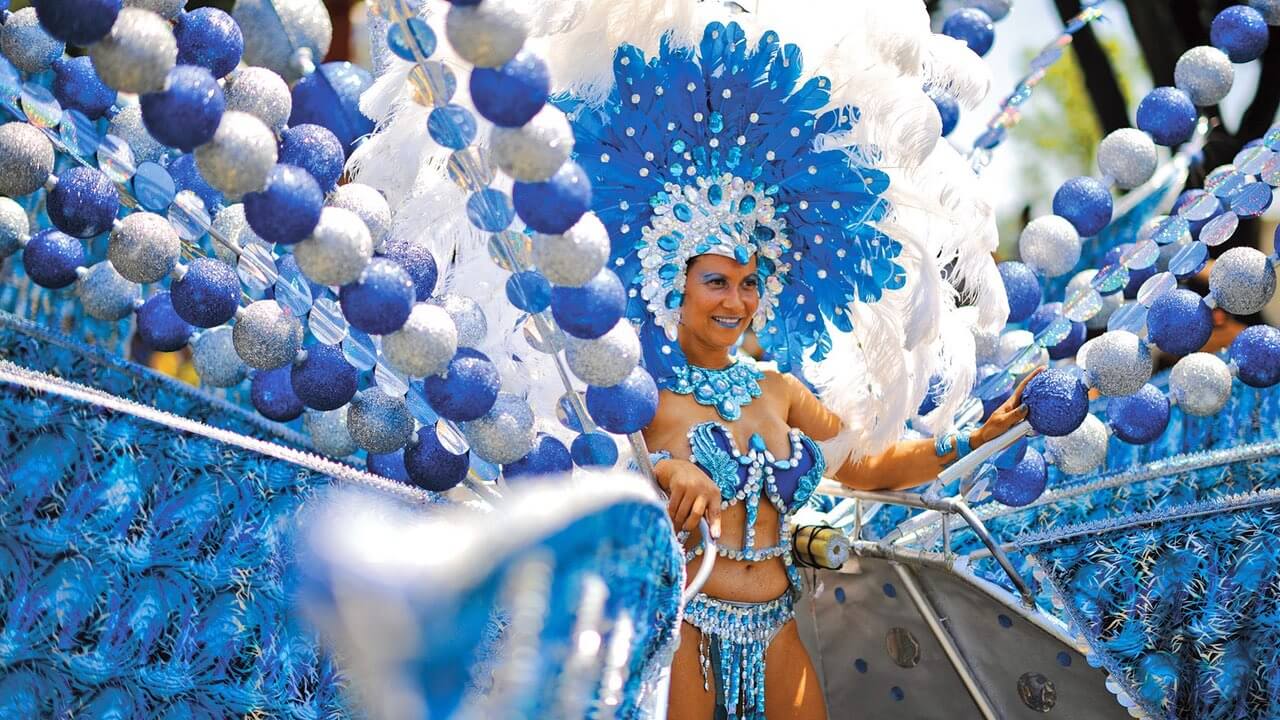 Eine Frau in einem blauen Kostüm beim Caribana Festival