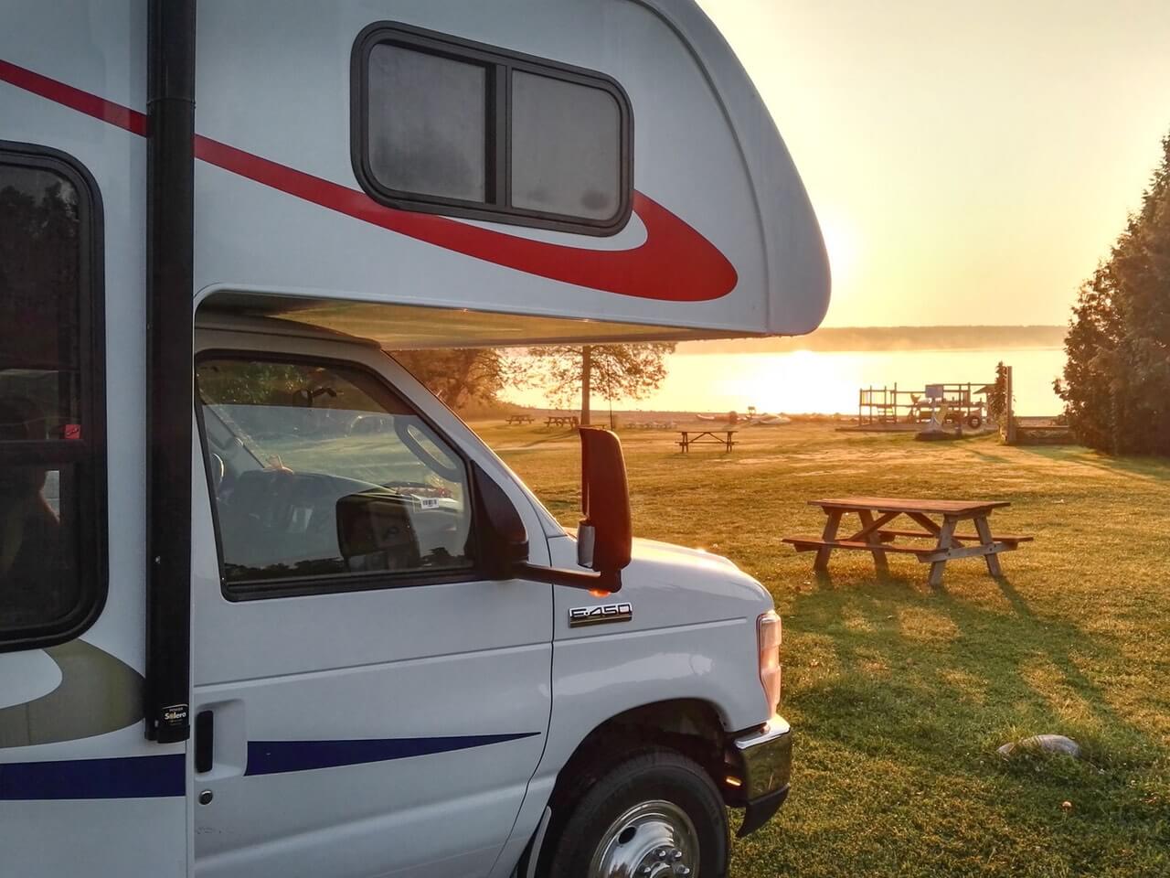 CanaDream Camper am Ottawa River in Ontario bei Sonnenuntergang