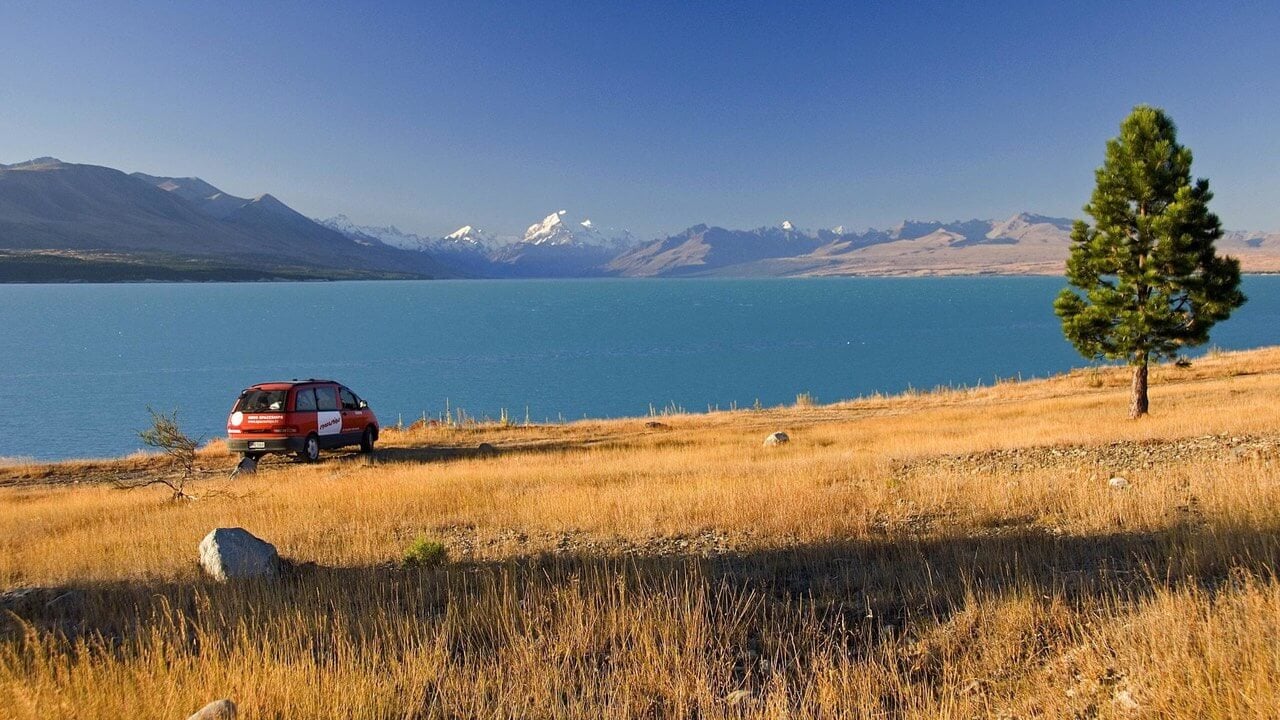 Spaceships Camper an einem See in Neuseeland