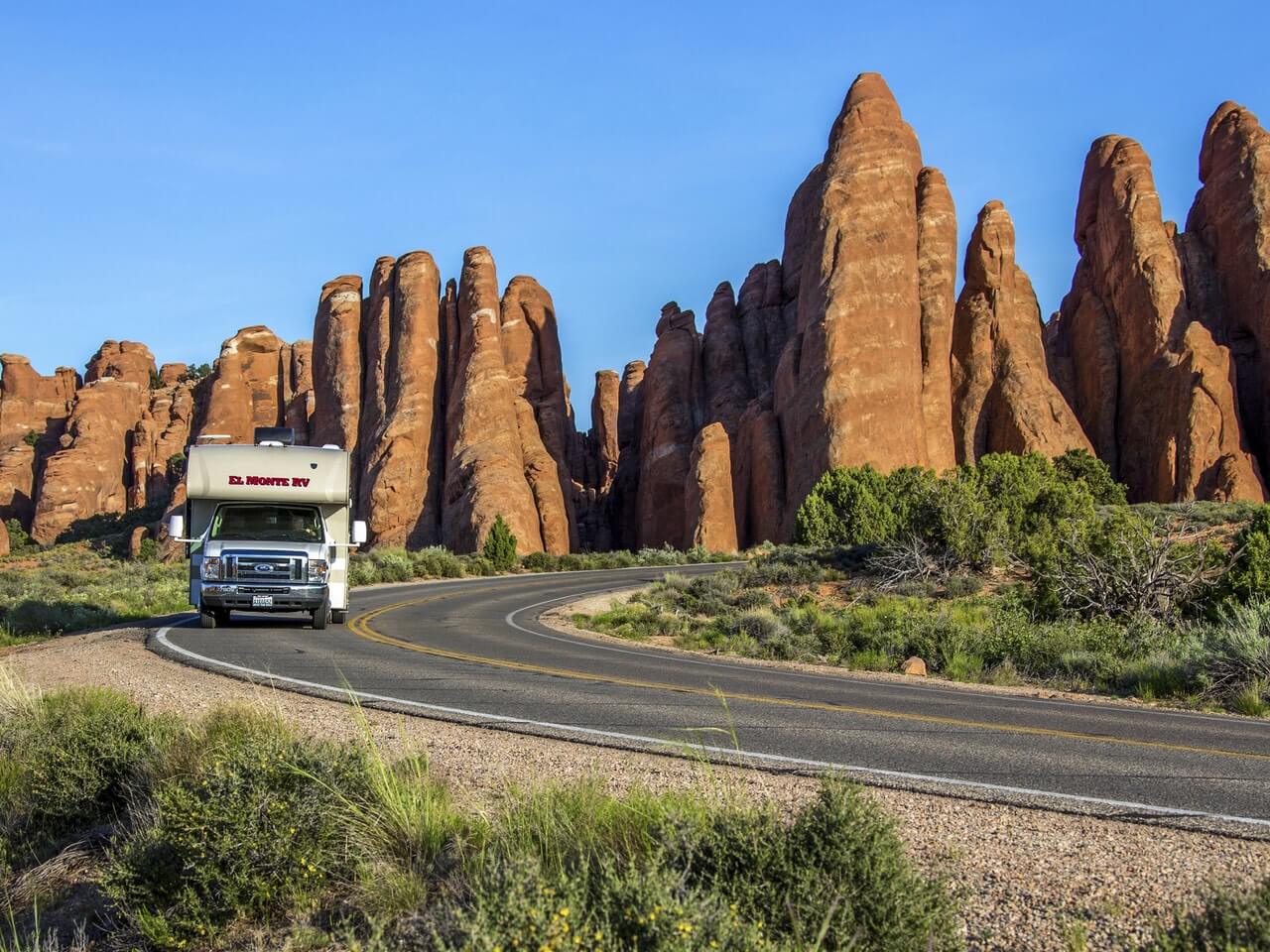 Wohnmobil von El Monte RV im Arches-Nationalpark in den USA