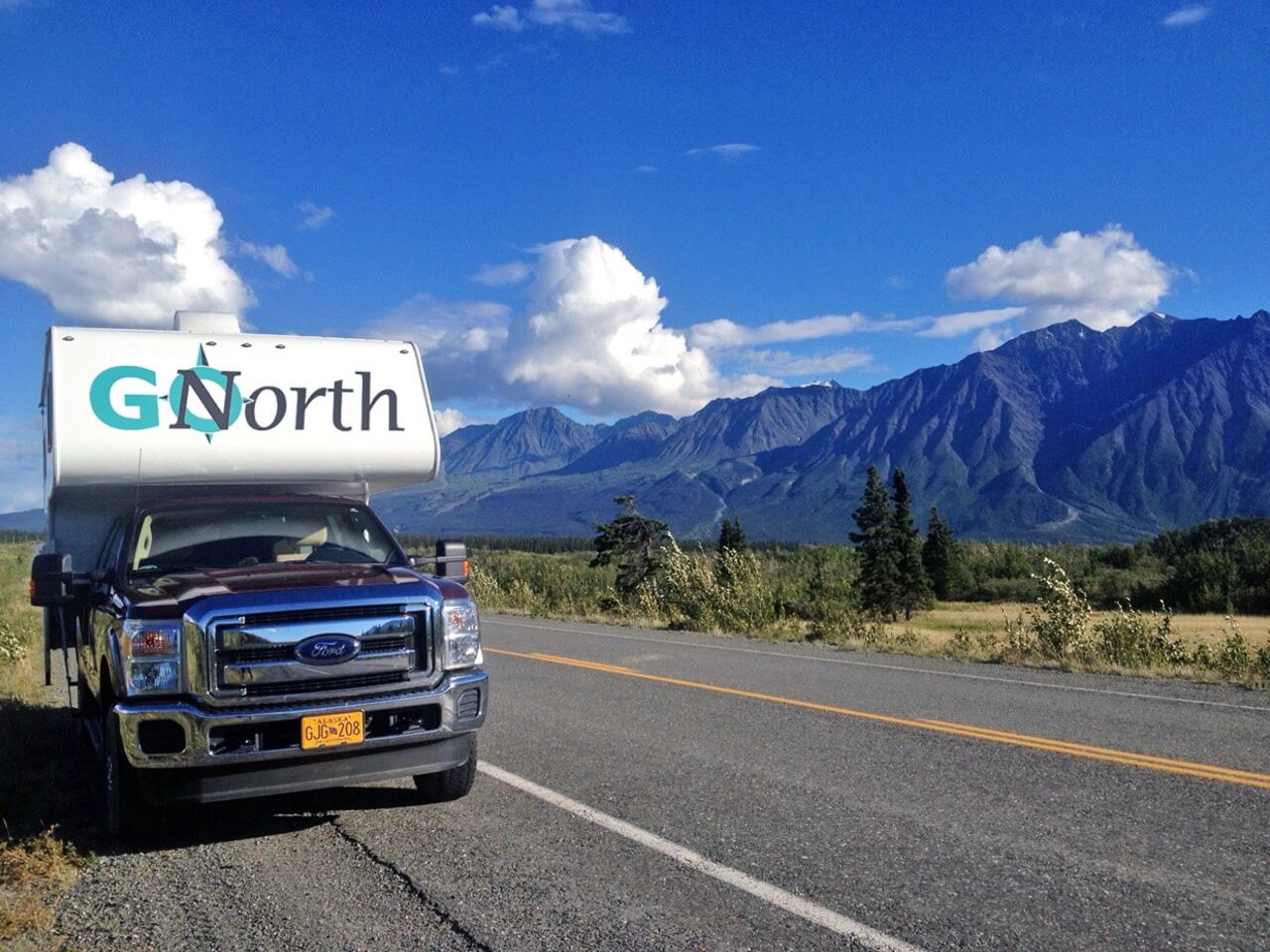 Truck Camper von Go North auf einer Straße in den USA