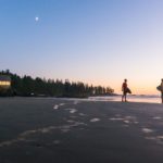 Zwei Männer mit Surfbrett am Wickaninnsh Beach im Pacific Rim Nationalpark.