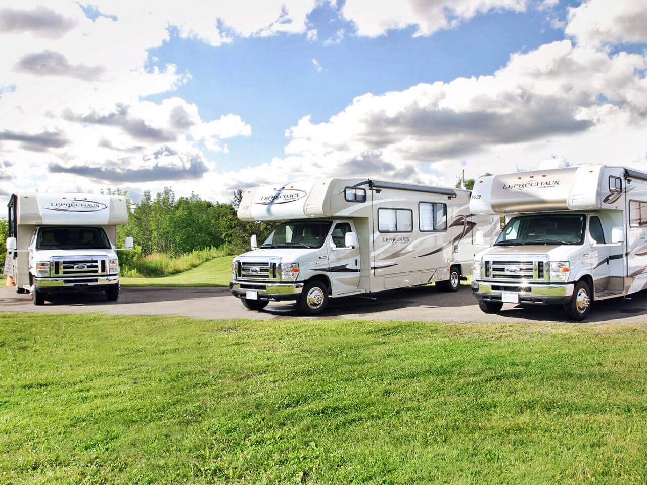 Teil der Flotte an Wohnmobilen von Motor Home Travel in Kanada