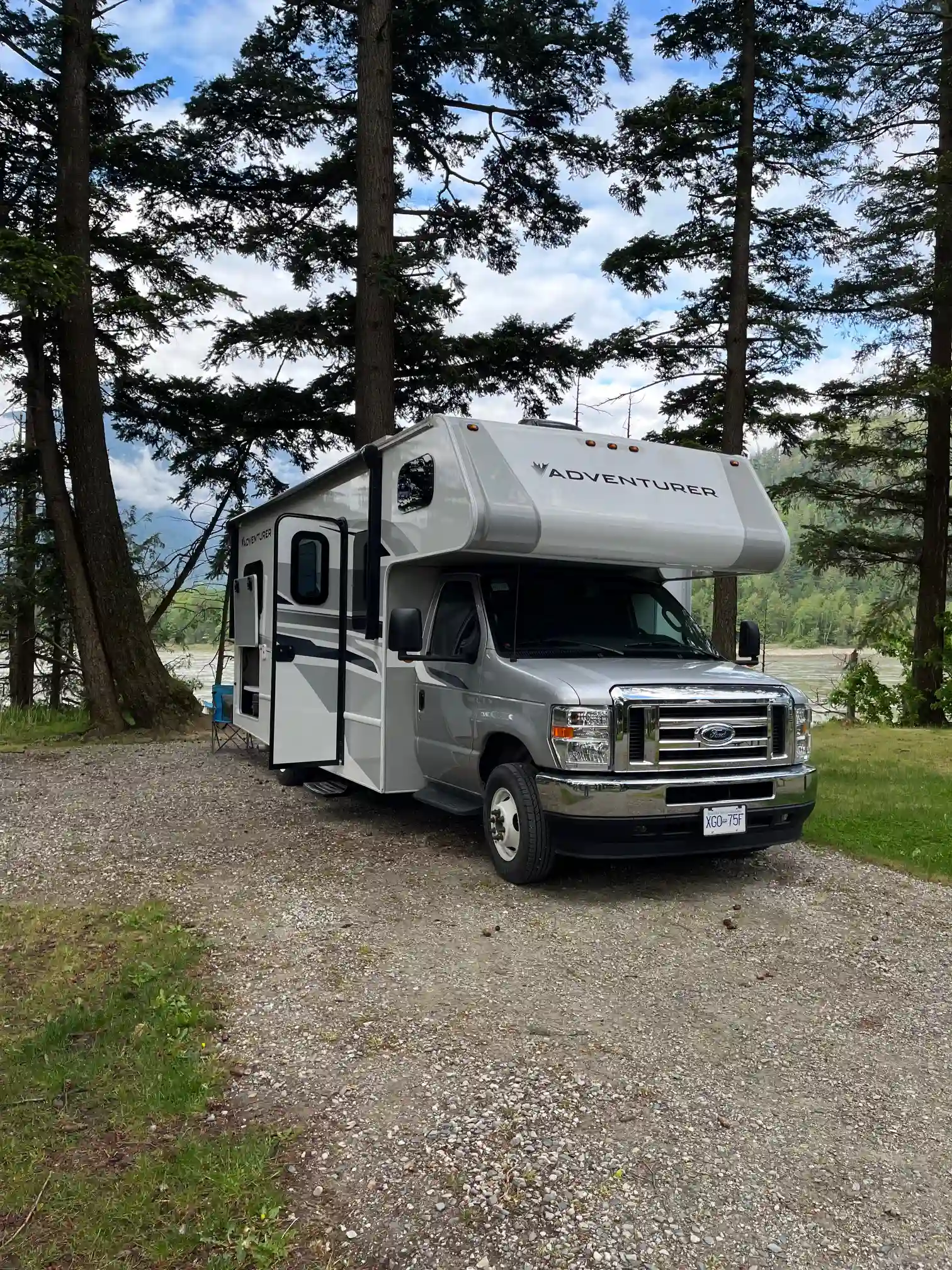 Ein RV 26 von Fraserway in einem Waldgebiet.