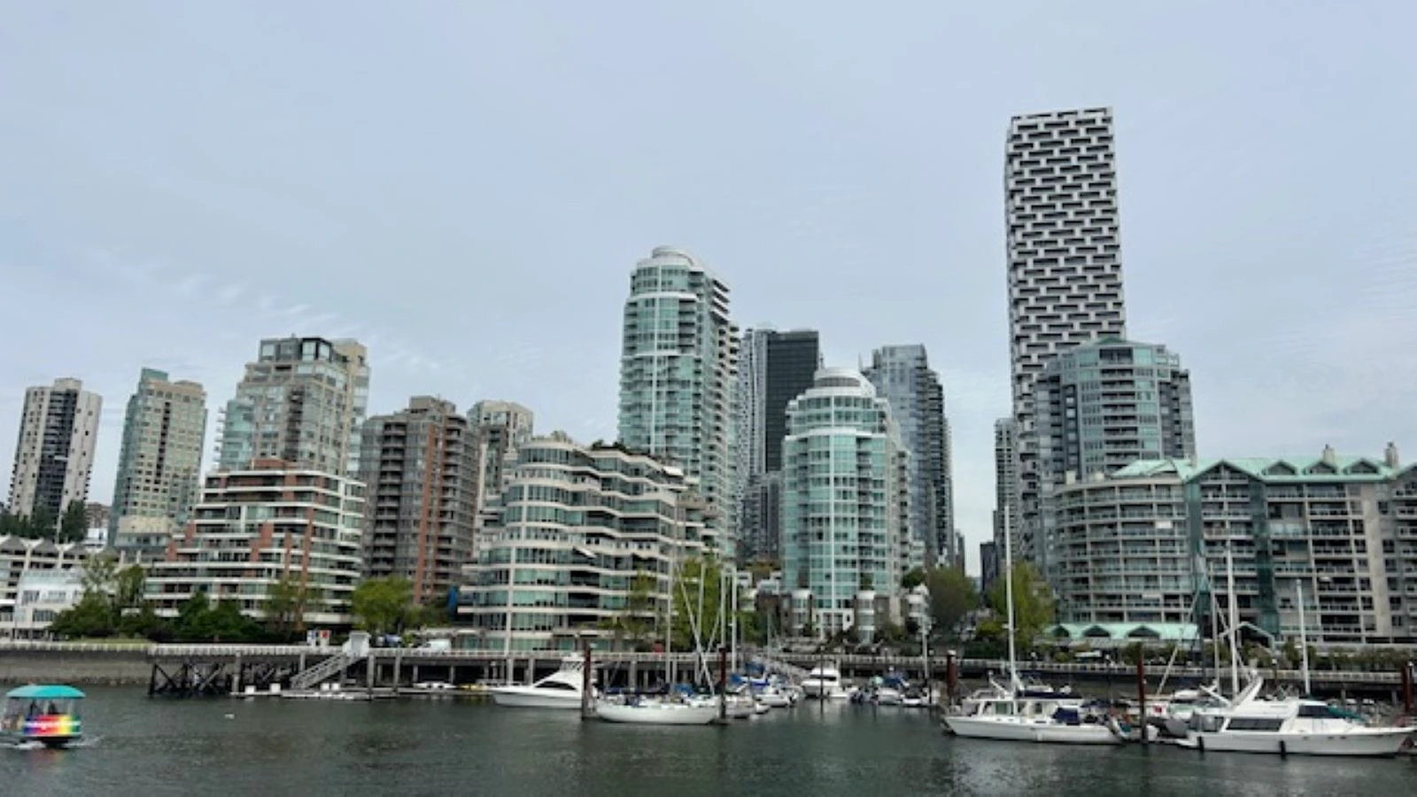 Der Hafen und die umliegenden Gebäude von Vancouver.