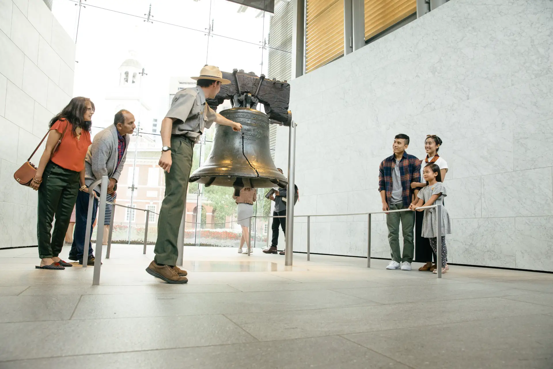 Besucher an der Liberty Bell in Philadelphia