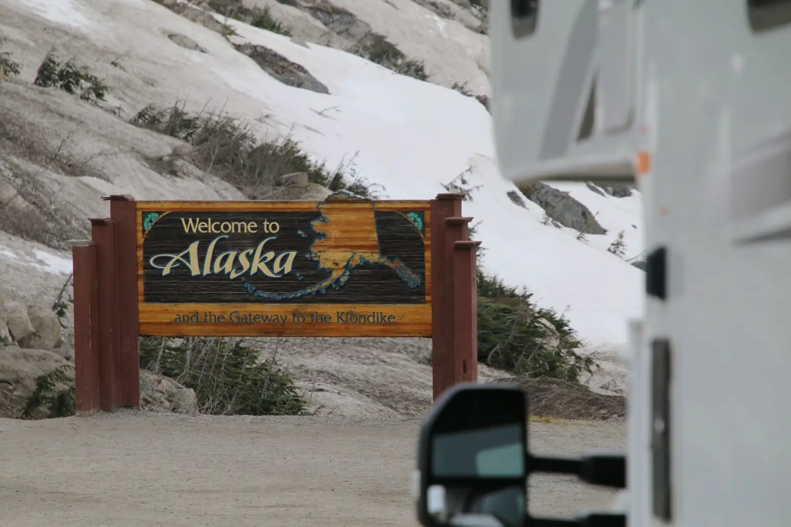 Ein Willkommensschild für Besucher der Provinz Alaska.