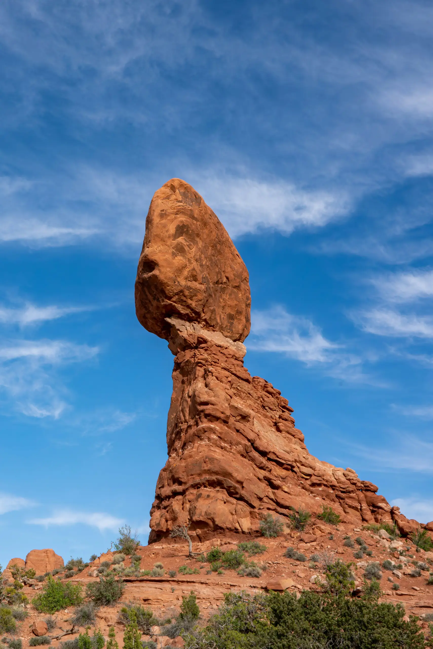 Ein perfekt balancierter Felsen liegt auf einem Felssockel.