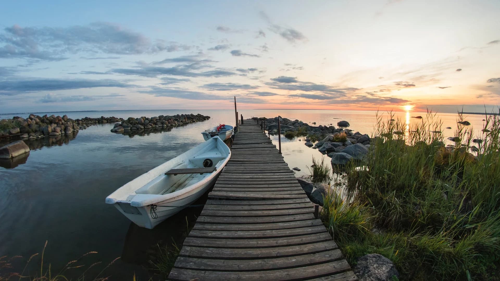Ein alter Pier im Dorf Püünsi