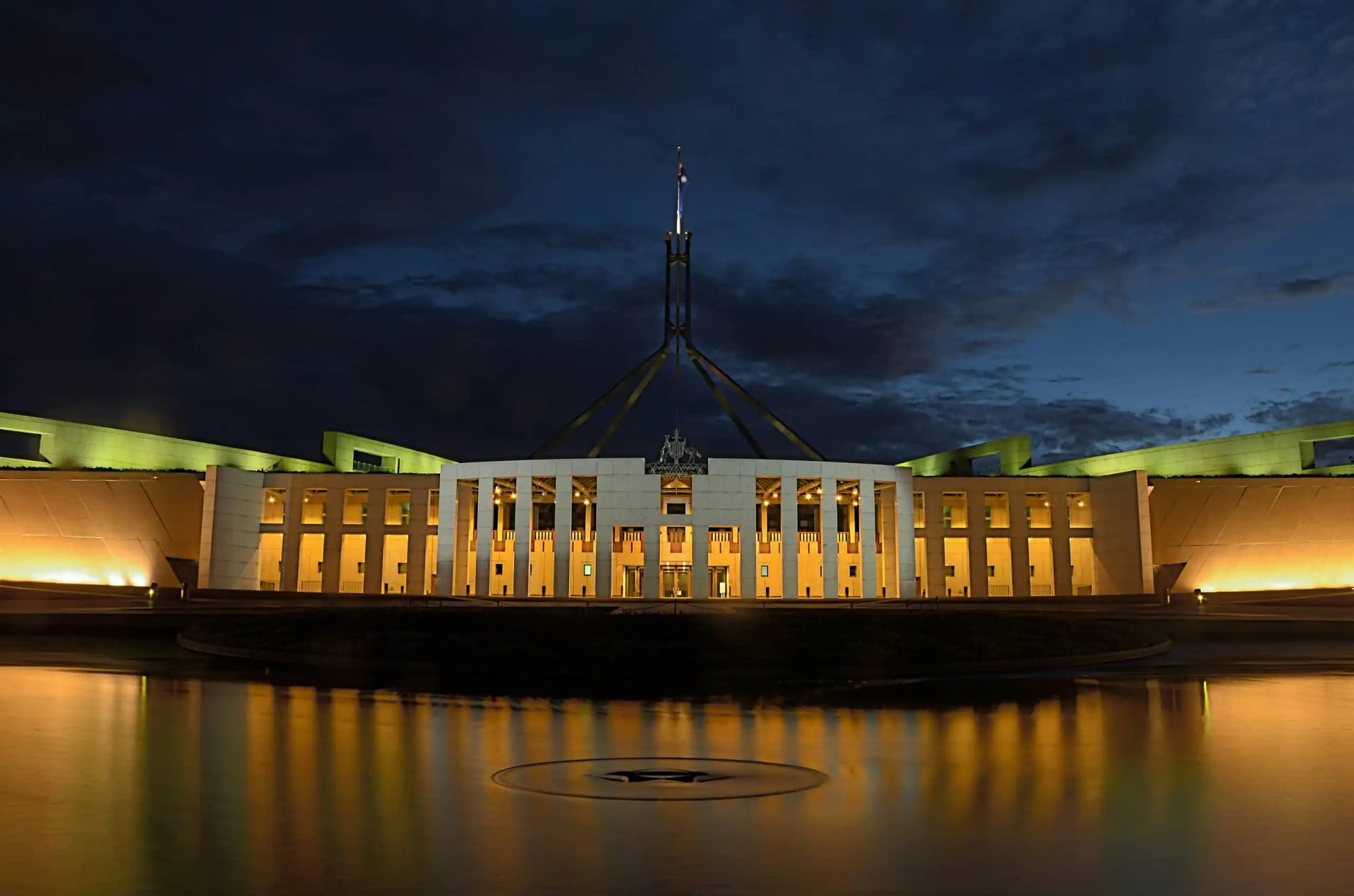 Das Parliament House bei Nacht