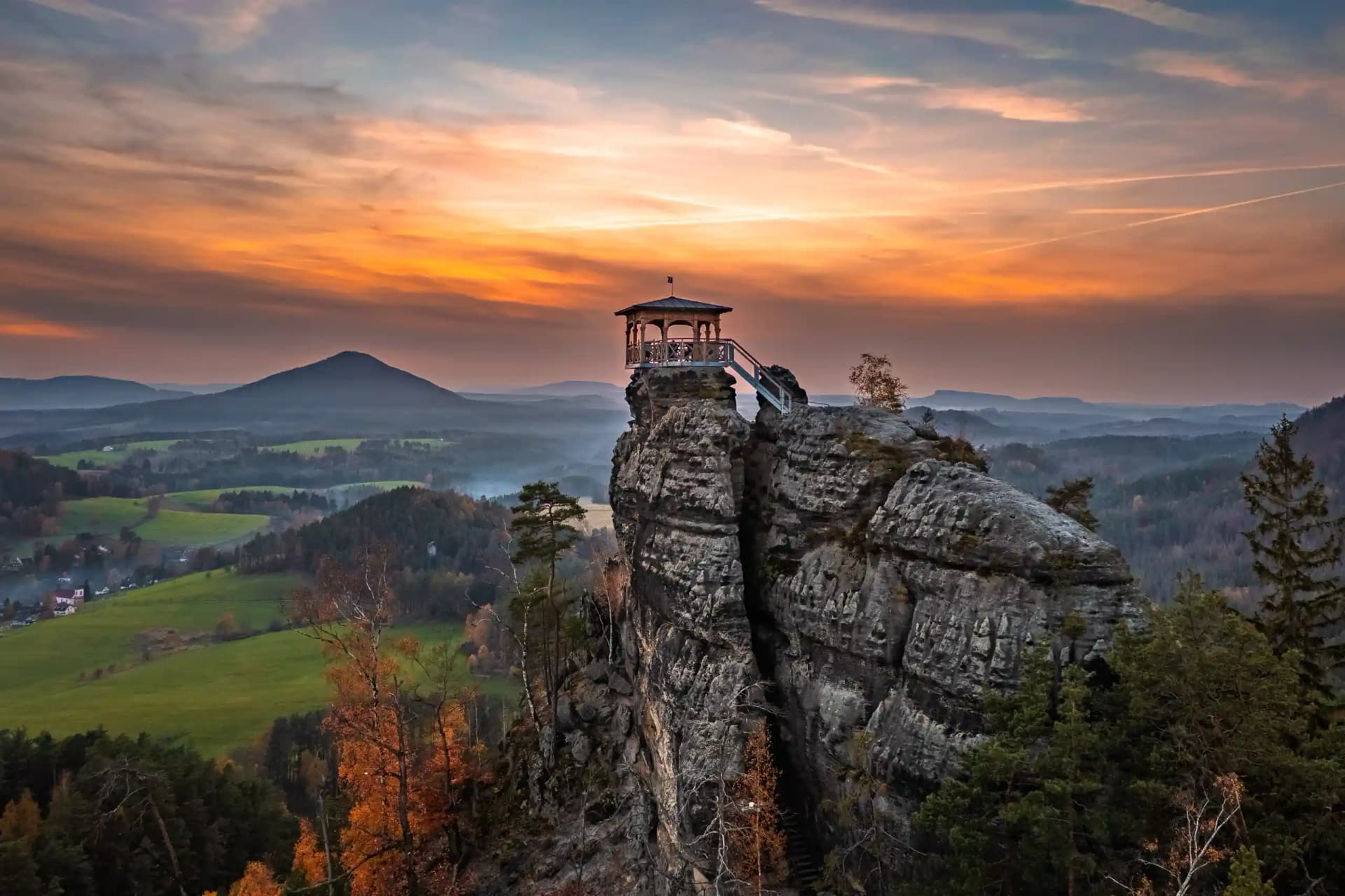 Die wunderschöne Böhmische Schweiz leuchtet bei Sonnenuntergang.