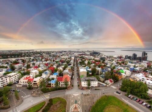 Ein Regenbogen über den Dächern von Reykjavik.