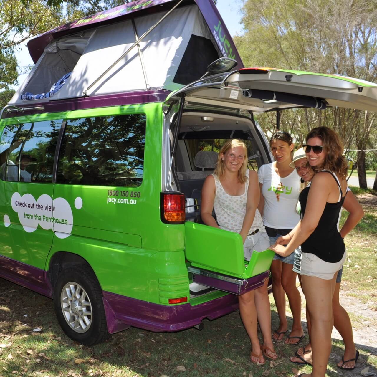 Jucy Campervan mit Dachzelt und jungen Menschen in Australien