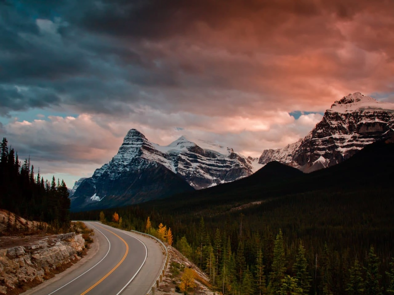 Sonnenuntergang am Columbia Icefield Parkway im Banff Nationalpark.