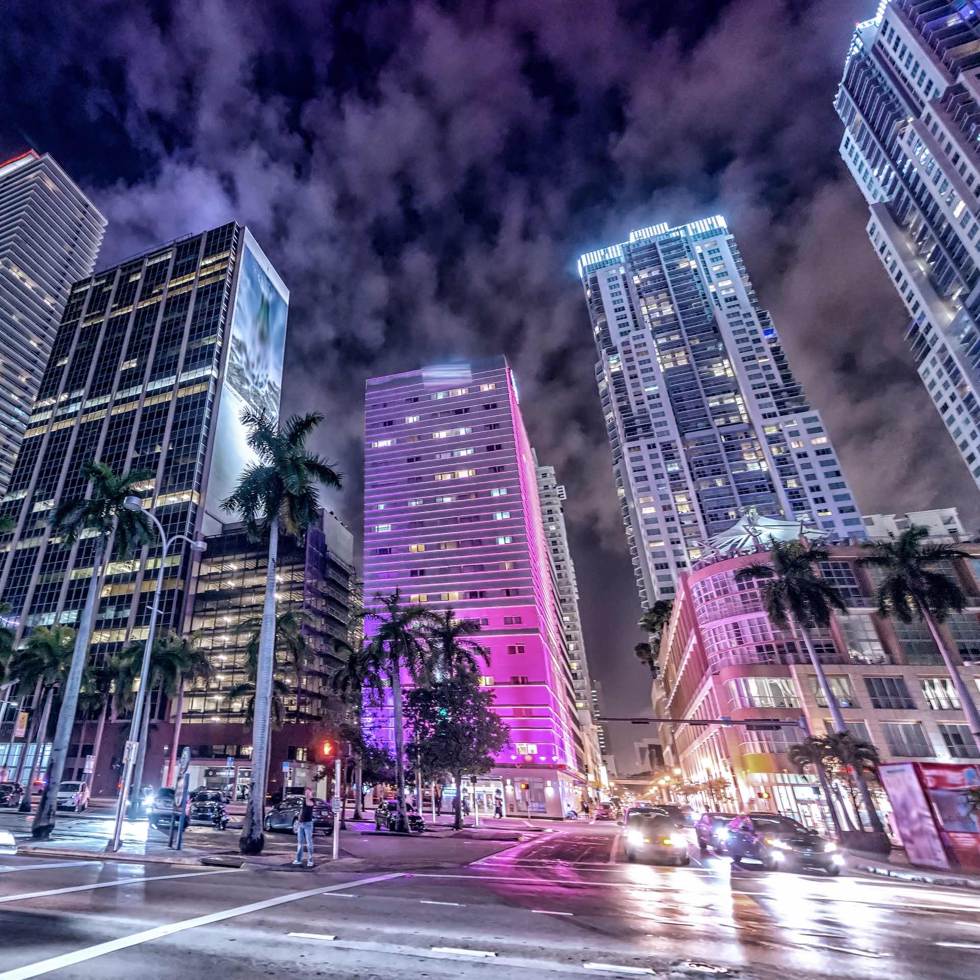 Kreuzung in Downtown Miami bei Nacht