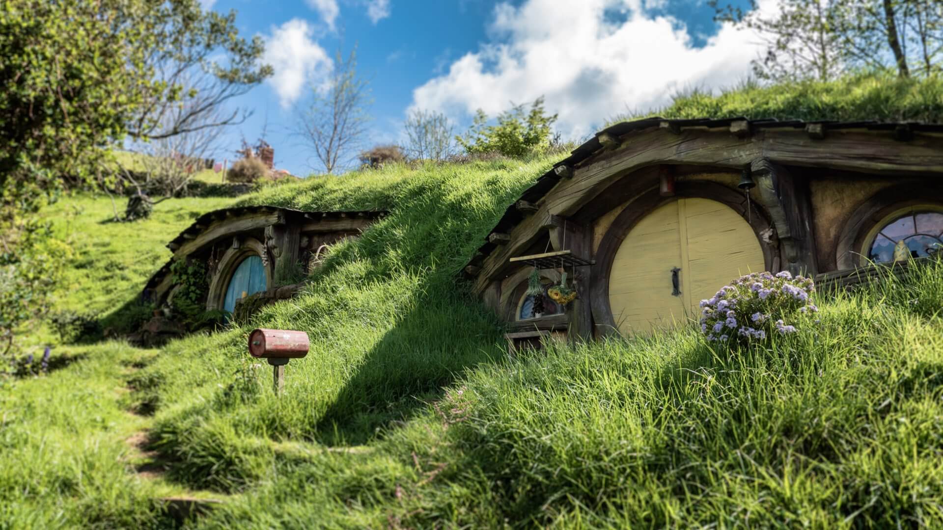 Zwei von vielen kleinen Wohnhöhlen der Hobbits im Auenland.