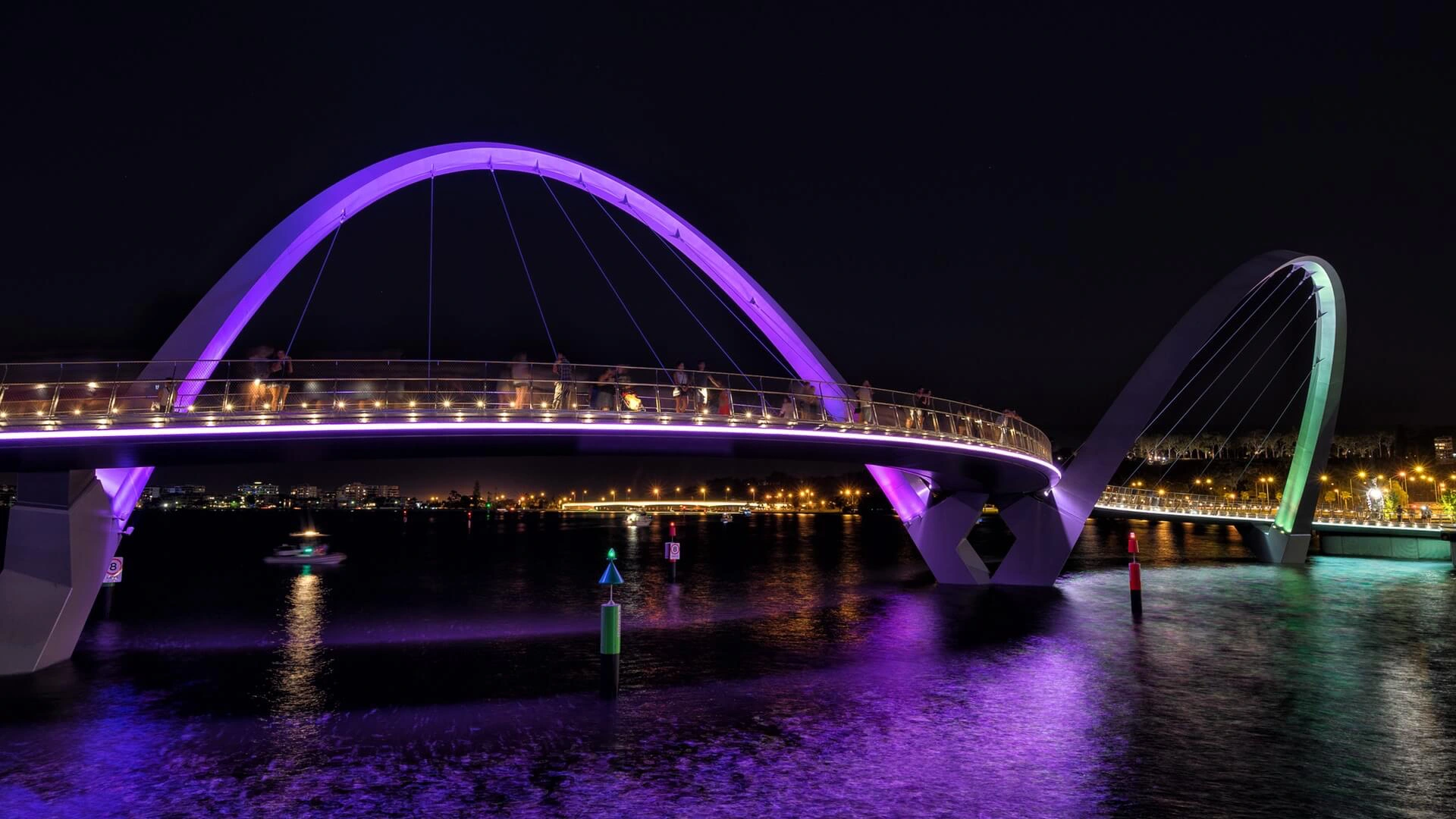 Elizabeth Quay in Perth bei Nacht