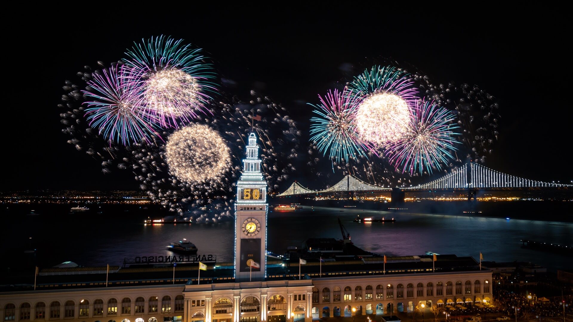 San Francisco Ferry Building mit Feuerwerk nachts