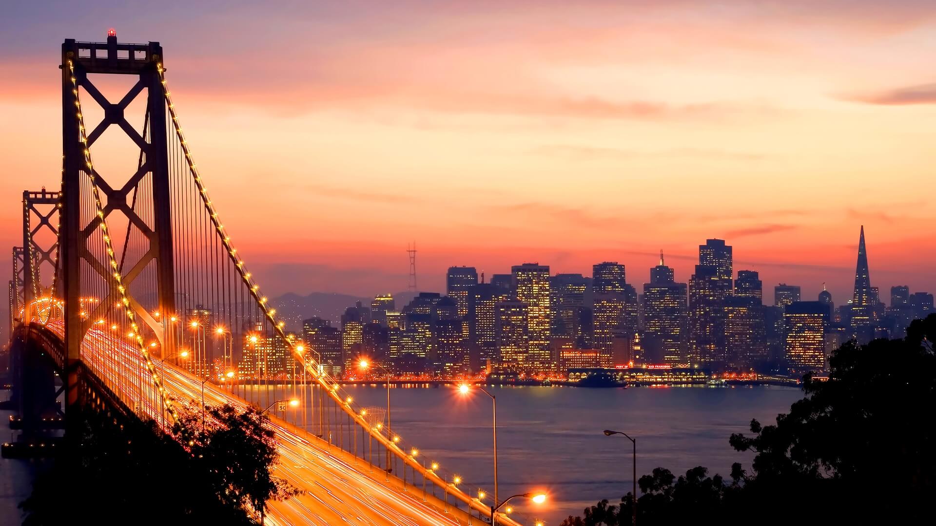Bay Bridge bei Sonnenuntergang mit San Francisco Skyline