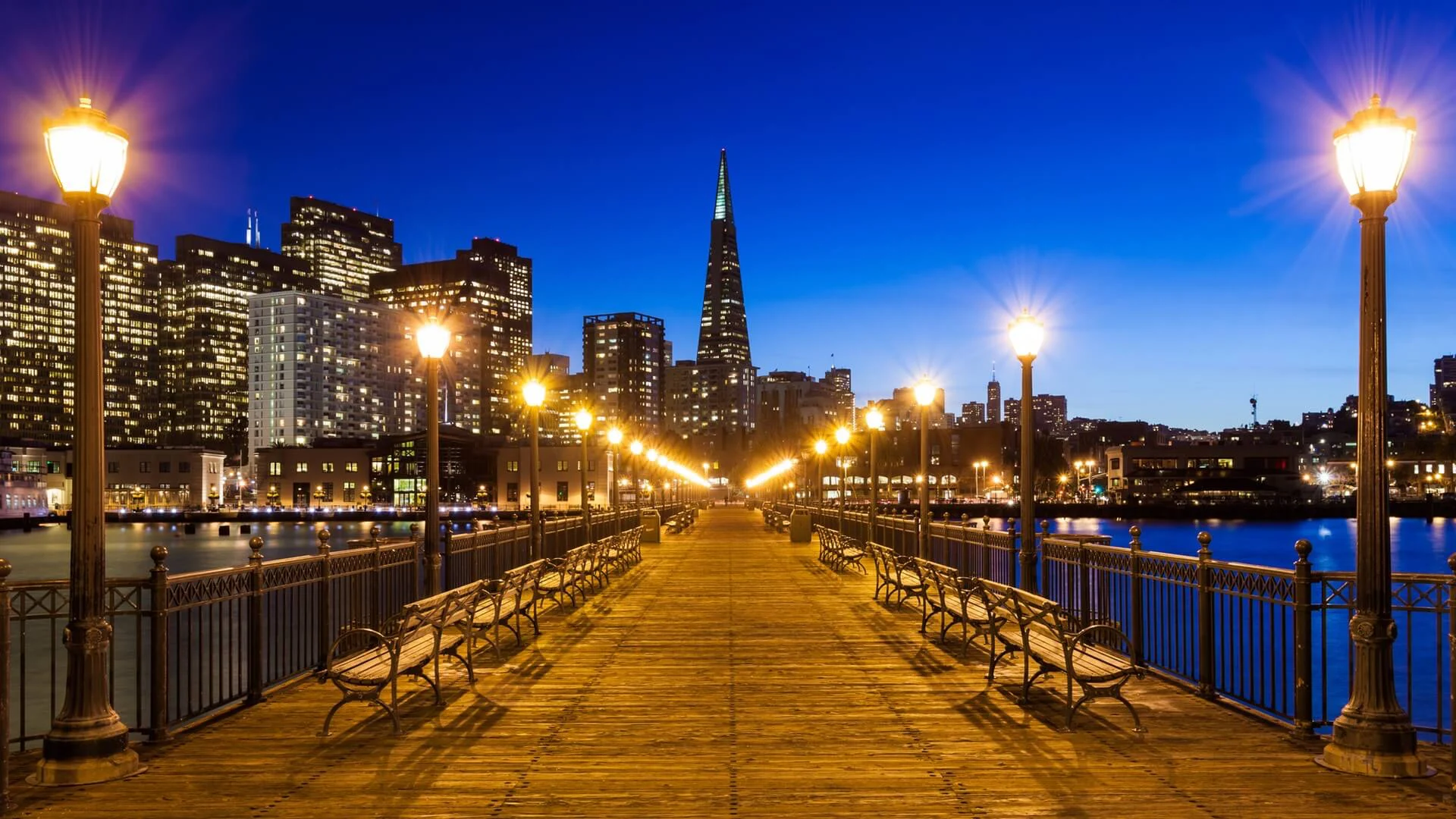 San Francisco Pier 7 am Abend mit Transamerica Pyramid