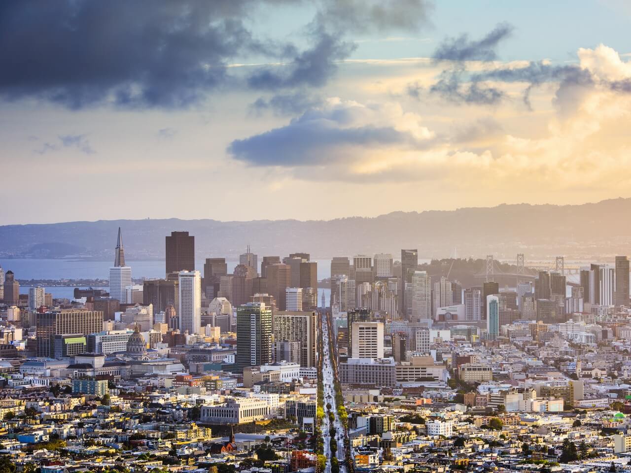 Market Street und Skyline von San Francisco