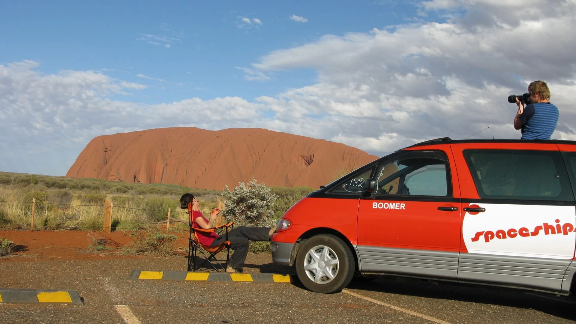 Parkplatz am Uluru mit Spaceships Campervan