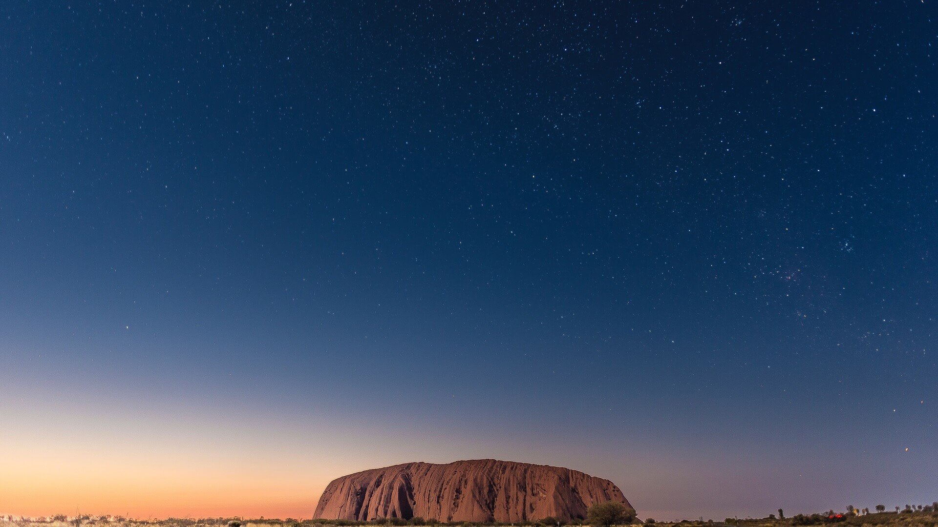 Uluru oder Ayers Rock bei Sternenhimmel