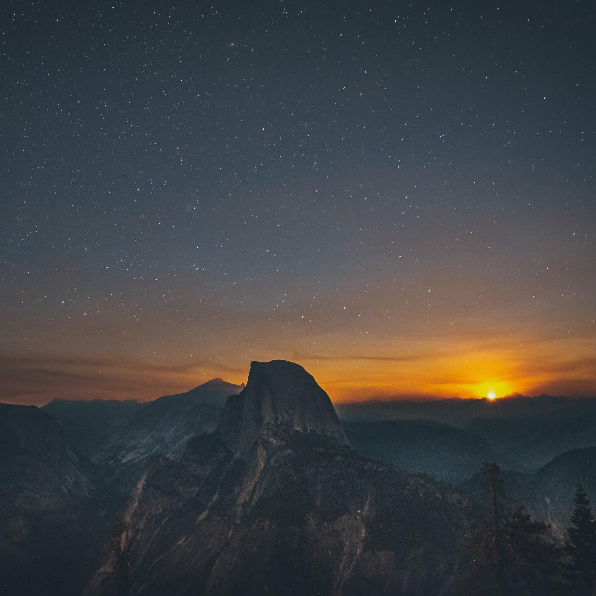 Sternenhimmel und Sonnenuntergang im Yosemite-Nationalpark
