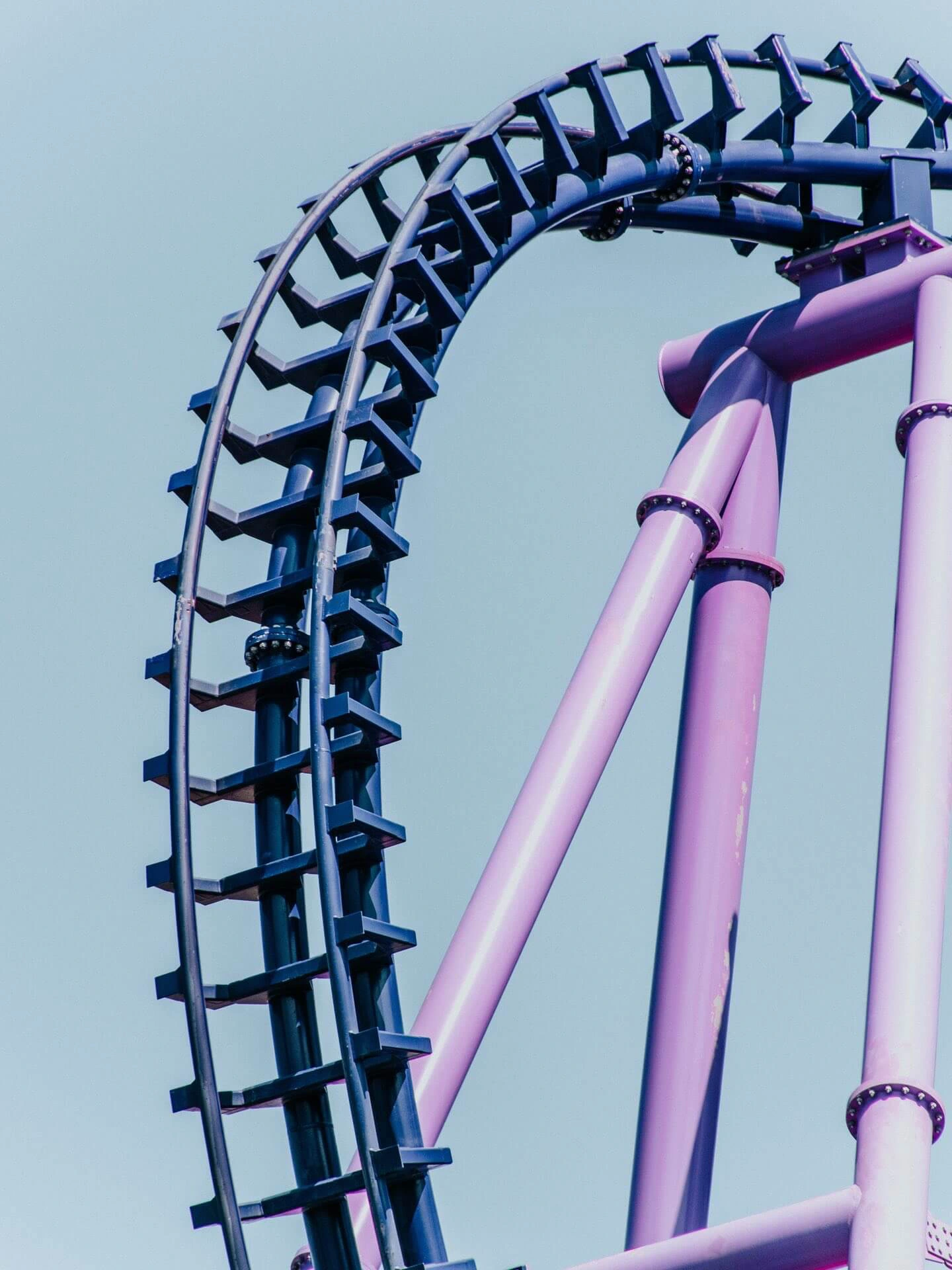 Gerüst einer Achterbahn in einem Freizeitpark