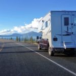 Truckcamper vor blauem Himmel in Alaska