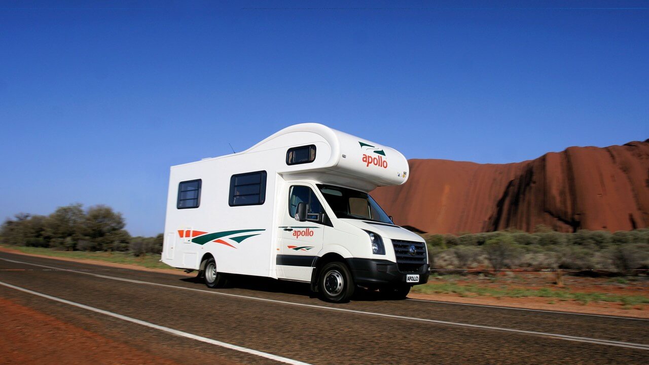 Wohnmobil von Apollo auf der Strasse am Uluru