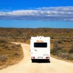 Ein Wohnmobil im Outback von Australien