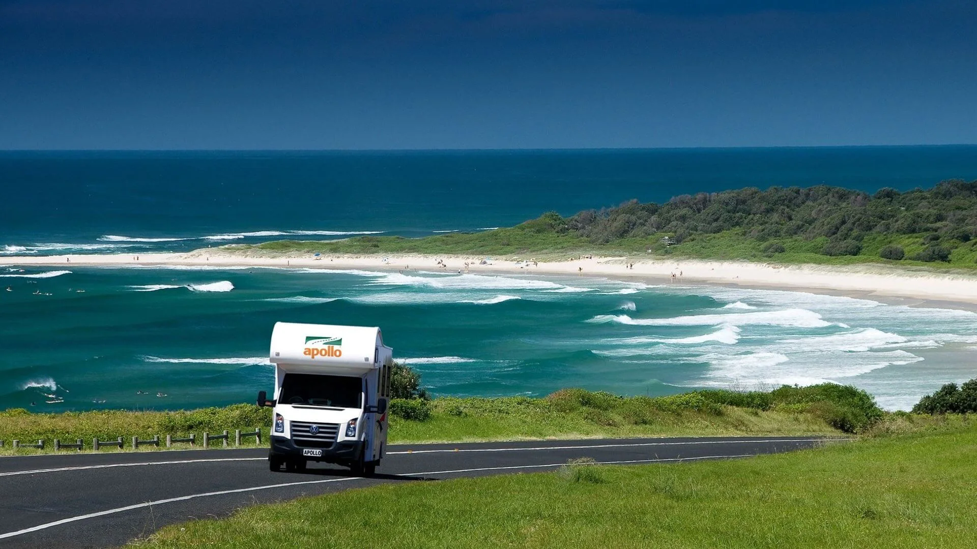 Ein Apollo Wohnmobil auf einer Straße vor einer Küste in Australien