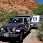 Jeep und Trailer von Best Time RV in den Red Rocks