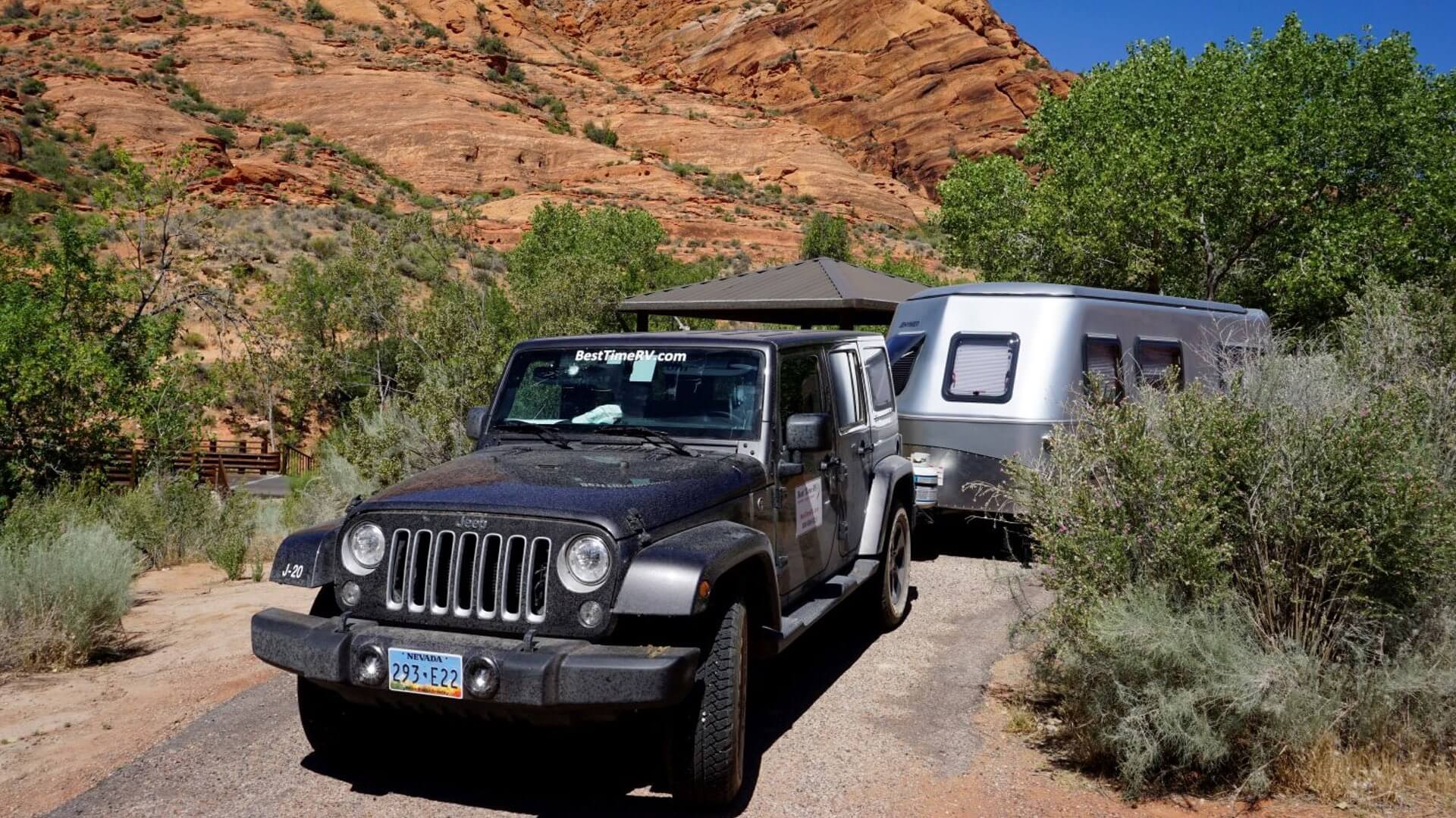 Jeep und Trailer von Best Time RV in den Red Rocks