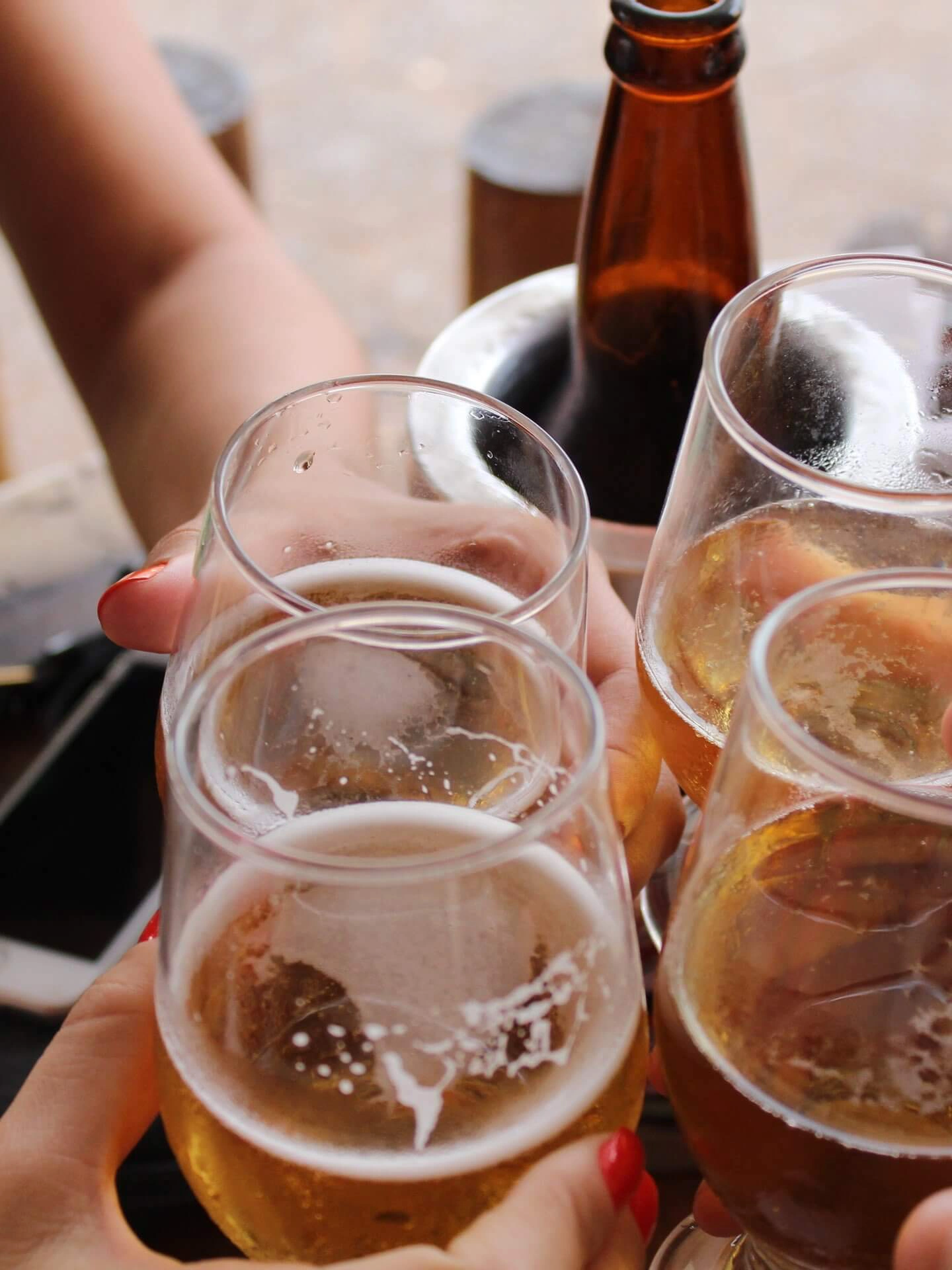 Freunde stoßen mit Bier an