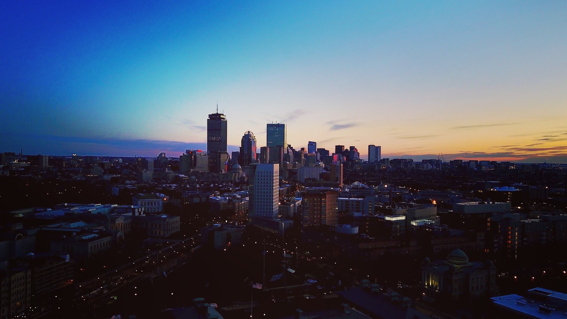 Die Skyline von Boston bei Sonnenaufgang.